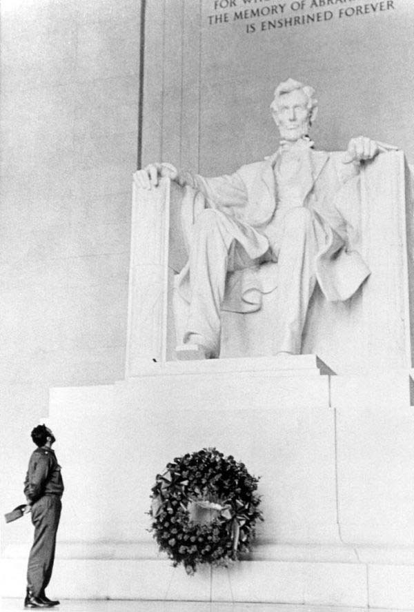 36.) Fidel Castro lays a wreath at the Lincoln Memorial (1959).