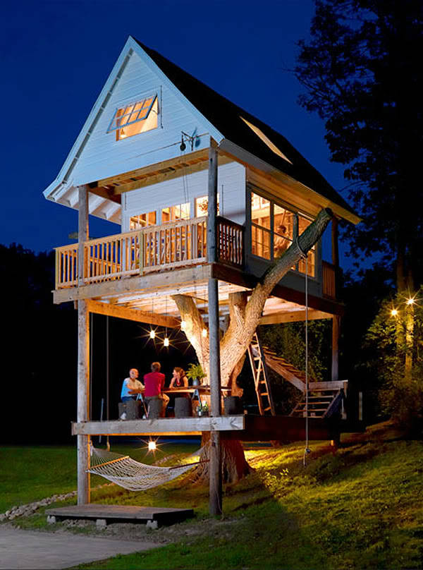 Just relaxing out on the deck of your awesome tree house - sounds good to me. This beautiful tree house was built by Tereasa Surratt and David Hernandez.