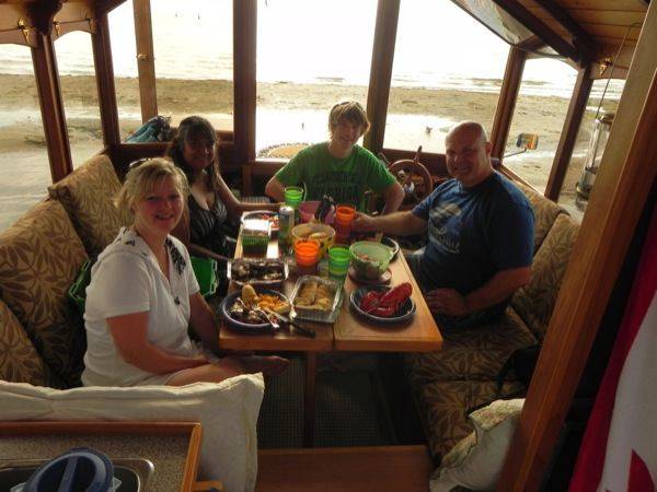 It wouldn't be a houseboat without a space for the most important time of the day - mealtime! In addition to a seating area and a bedroom, the cabin can also be converted into a dining room.