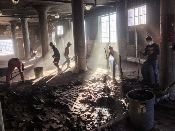 The old meat packing district of Chicago is now full of decaying buildings. Entrepreneur John Edel chose to upcycle the Peer building into a net-zero energy food business incubator.