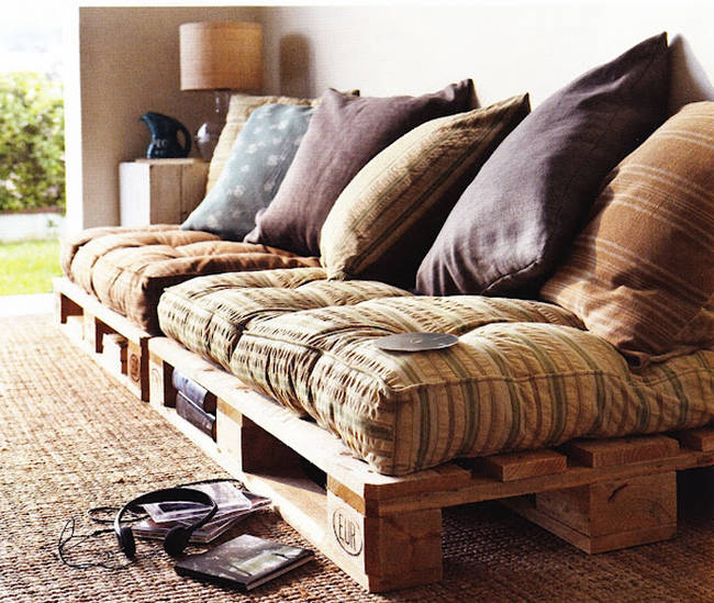 Who needs a pricey futon when you can use some pallets and cushions to make a comfy couch?