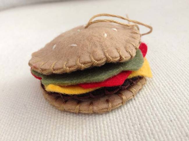 Tailor DIY felt cheeseburger ornaments to your liking. No onion, please.