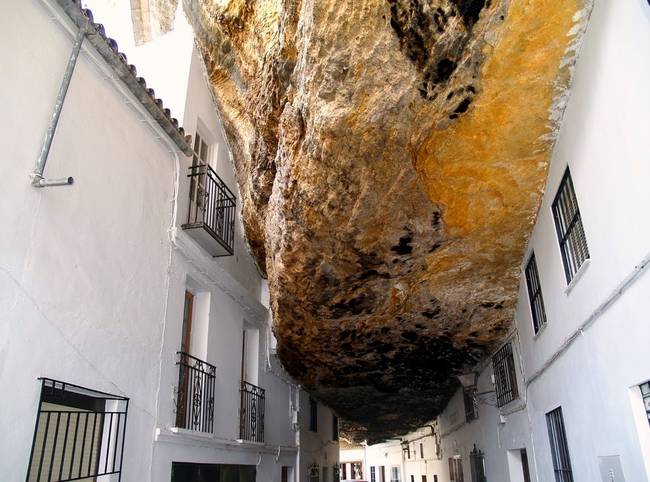 As it's nestled next to the Rio Trejo River, it's an ideal place to build a town, as it receives plenty of running water and cool temperatures. Many of the houses are built into and under the walls of the gorge itself.