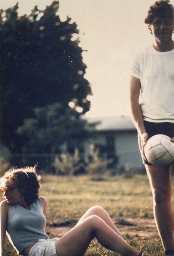 44.) Bill & Hillary Clinton play volleyball before getting married (1971).