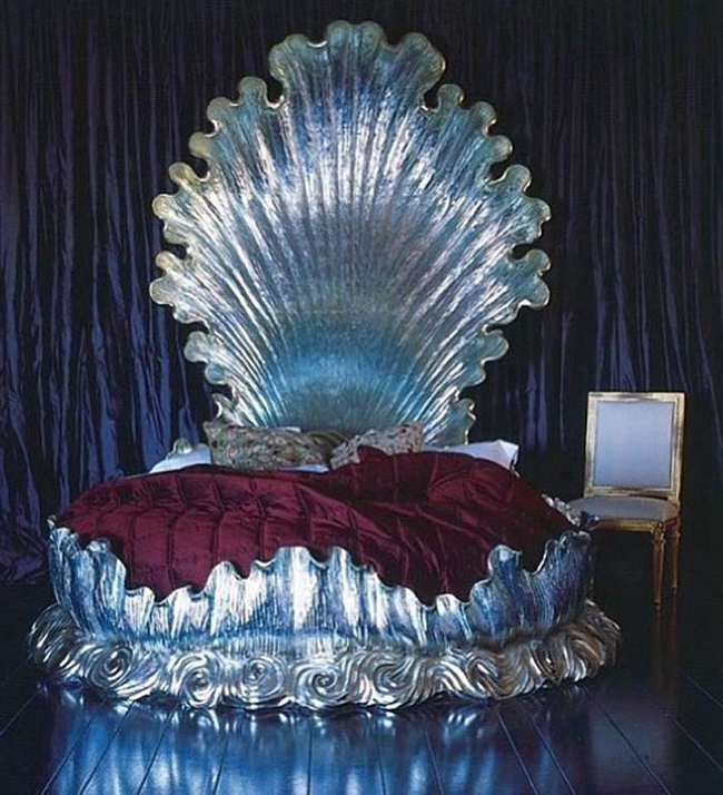 Super gothic bed.