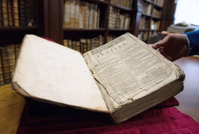 The first folio from the St. Omer library as is appears today. After 400 years of hiding, it's in quite good condition.