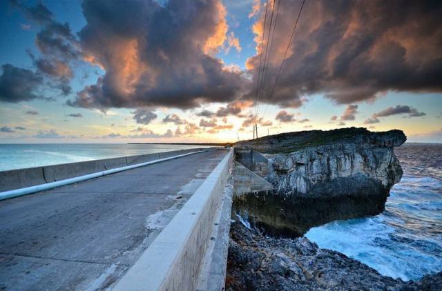 I definitely wouldn't mind taking a walk along this bridge at sunset.