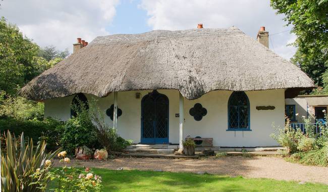 Sometimes the lords of the manor would take guests into the garden and ask that the hermit recite poetry or pour them wine.