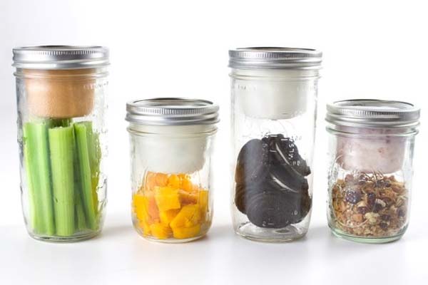 21.) Turn mason jars into bento-box-like snack jars.