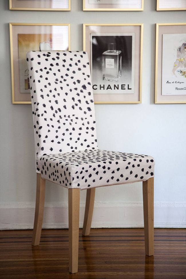 3.) Grab a Sharpie and give your chair a <a href="https://littlegreennotebook.blogspot.com/2012/10/more-sharpie-les-touches.html" target="_blank">quick makeover</a>.