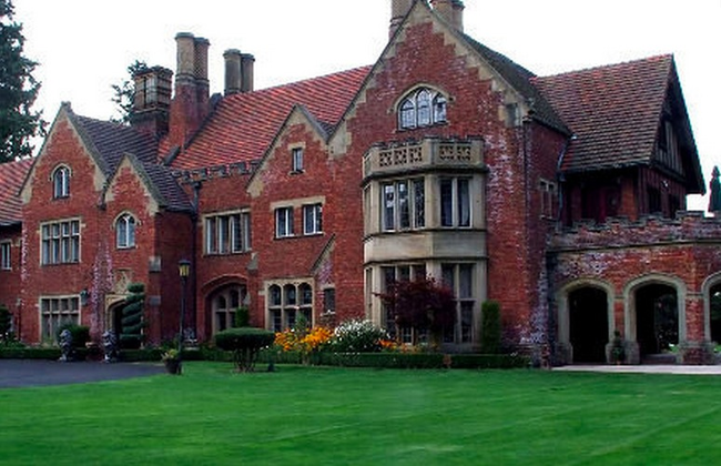 8.) Thornewood Castle in Lakewood, Washington is still inhabited by its original owners, Chester and Anna Thorne. The room that is now the bridal suite has Anna's original bedroom mirror and utterly-creeped-out brides claim to see the lady of the manor's reflection behind them when peering into it.