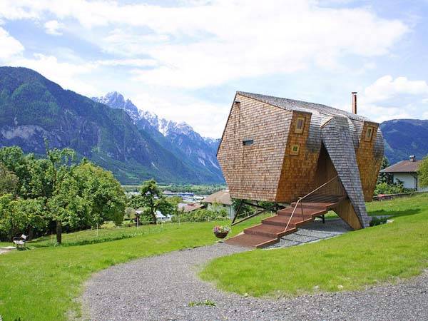 The Uvogel, designed by <a href="https://www.ufogel.at/">Peter Jungmann</a>, is situated in the Austrian Alps.