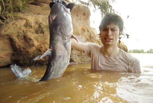 The greatest physical threat posed to noodlers, however, comes from other forms of aquatic life found in catfish holes. Far more dangerous than catfish are alligators, snakes, beavers, muskrats and snapping turtles, who will take over abandoned catfish holes as homes of their own.