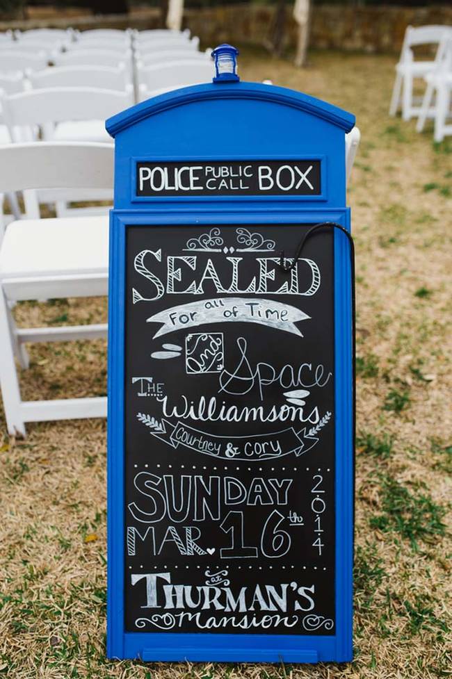 Make a <i>Dr. Who</i> tardis chalkboard for notes and forget-me-nots.