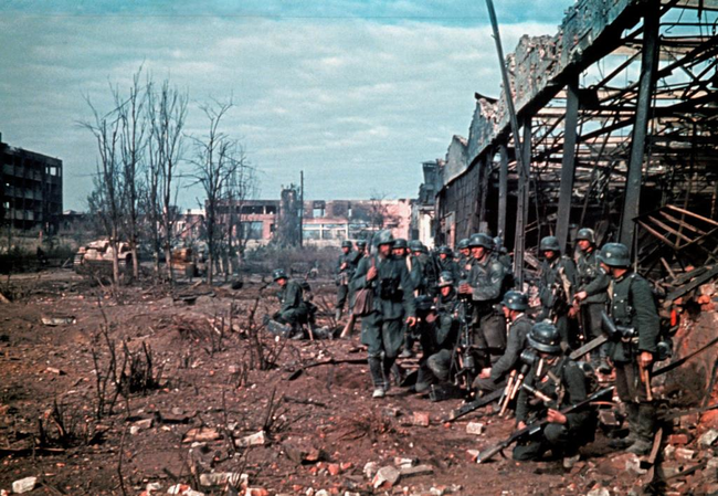 22.) Nazi soldiers getting ready for an assault in Stalingrad in 1942.