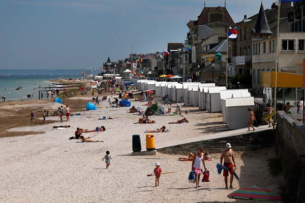 The shore is a popular hot spot for tourists.