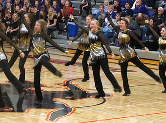 High School Dancers Keep Going With Their Routine After The Music Cuts Out