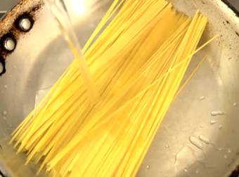 This Guy Put Spaghetti In A Frying Pan And The Result Is Brilliant