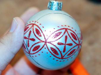 This Crafter Made Tiny Winter Wonderlands Inside Ornaments, And So Can You