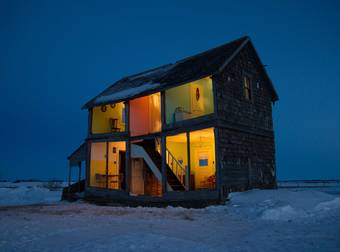 An Old Canadian Farmhouse Was Transformed Into A Life-Sized Dollhouse Before…