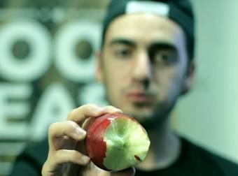 You’ve Been Eating An Apple All Wrong, And The Right Way Will Blow Your Mind