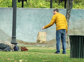 Man Uses His ‘All You Can Eat’ Pass From Olive Garden To Feed The Homeless