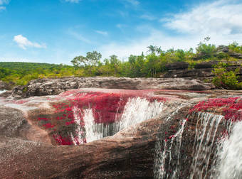 These 15 Strange Lakes And Rivers From Around The World Are Shockingly Pretty