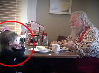 Little Girl Joins Santa Claus For Breakfast So He Doesn’t Have To Eat Alone