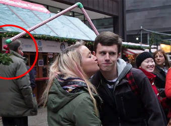 Funny Mistletoe Kissing Stunt Earns One Man Smooches From Complete Strangers