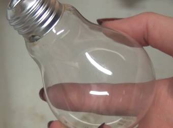 Watch As Dead Lightbulbs Become Something Gorgeous With This Upcycling Trick