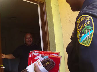 Cheerful Florida Police Officers Surprise Family With Christmas Tree