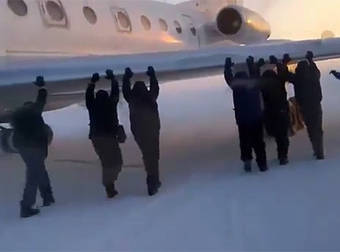 After A Russian Airliner Froze To The Ground, Passengers Got Out And Gave It A Push